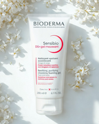 Bioderma Sensibio DS+ gel moussant tube with white flowers on a light background