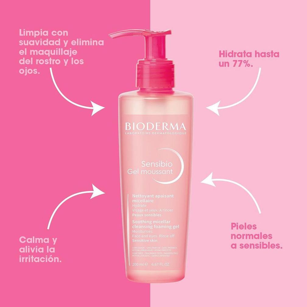 Bioderma Sensibio cleansing gel bottle on a pink background with text in Spanish.